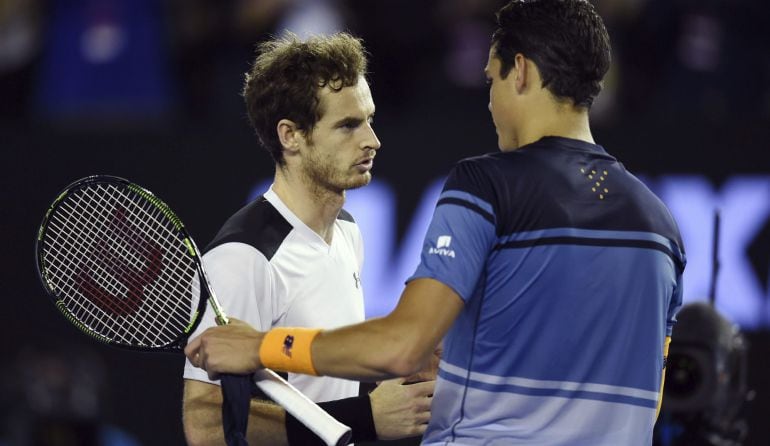 Andy Murray saluda a Milos Raonic tras su victoria en las semifinales del Open de Australia.