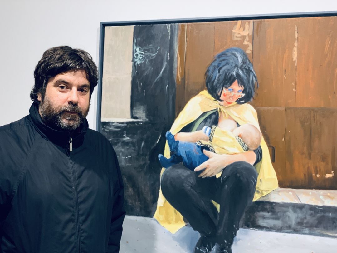 Pepe Baena posa ante una de las obras reunidas en la exposición "Óleo, óleo, mi Cádiz"