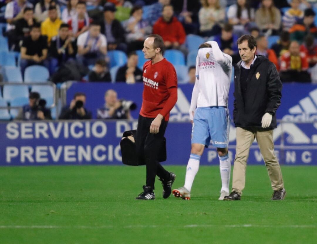 Alberto Benito abandona el césped de La Romareda, tras lesionarse en el partido contra el Elche