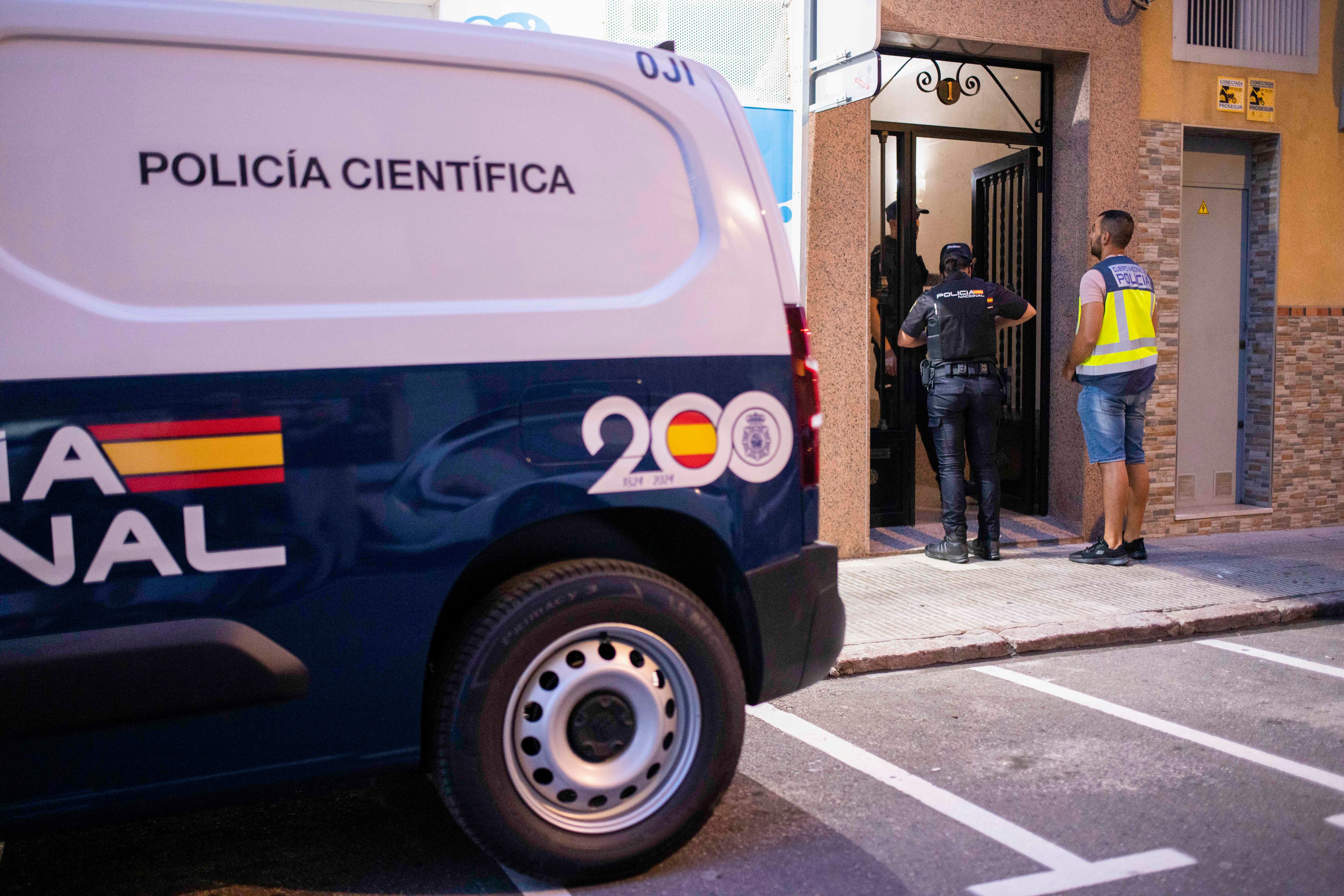 GRAFCVA5754. CASTELLÓN DE LA PLANA, 15/09/2023.- Un equipo de Policía Científica en la puerta del inmueble de Castellón donde han sido hallados los cadáveres de una mujer junto al de su pareja, un hombre que se había ahorcado, y que se investiga como un posible caso de violencia de género EFE/ Andreu Esteban
