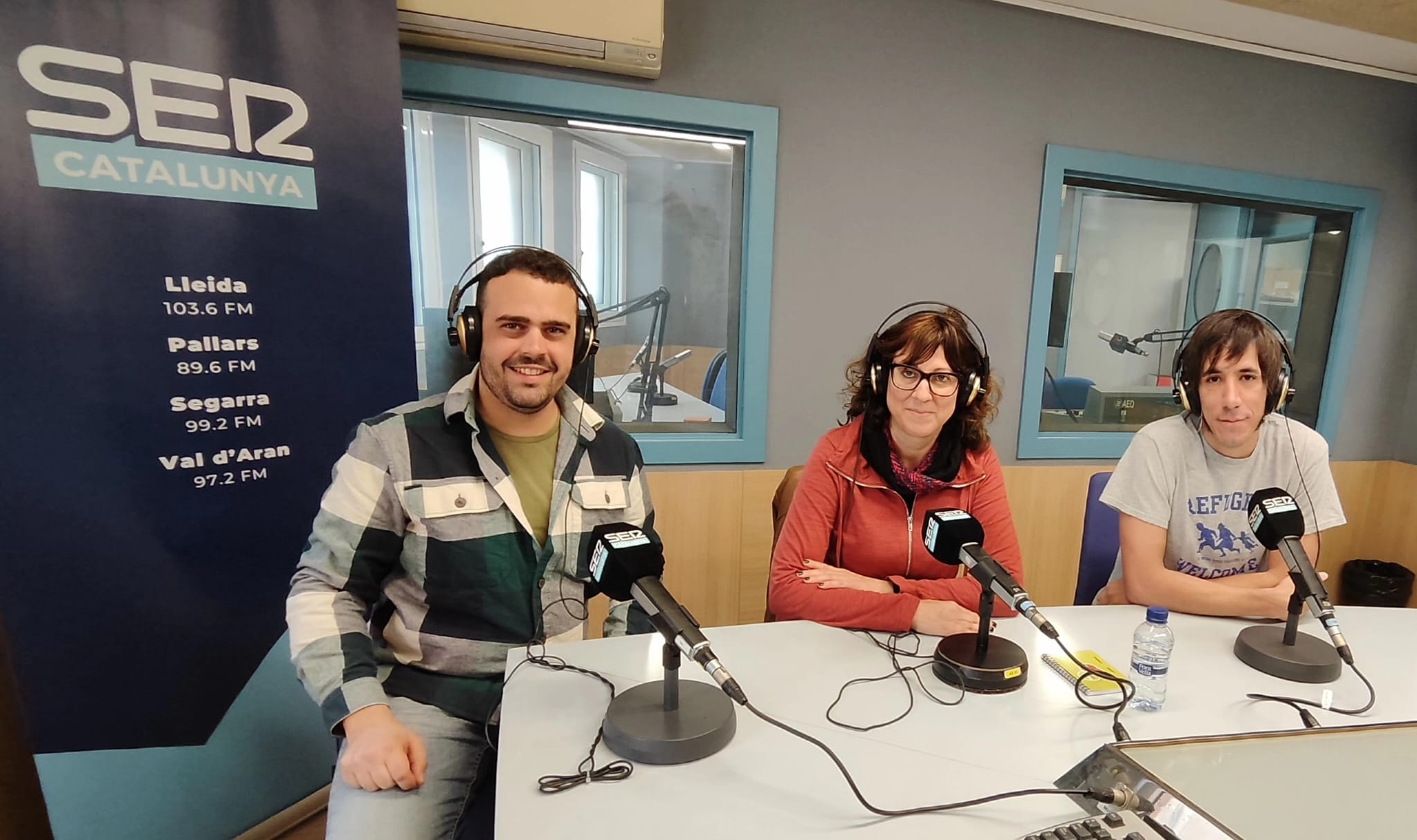 D'esquerra a dreta Roger Craviotto i Llibertat Blanes, del Consorci de Normalització Lingüística i Èric Prim, voluntari del programa Voluntariat per la Llengua.