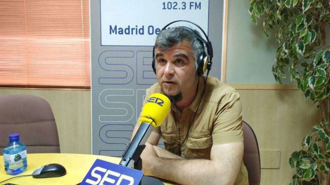 Gabriel Ortega, portavoz de Más Madrid Ganar Móstoles, en los estudios de Ser Madrid Oste (foto de archivo)