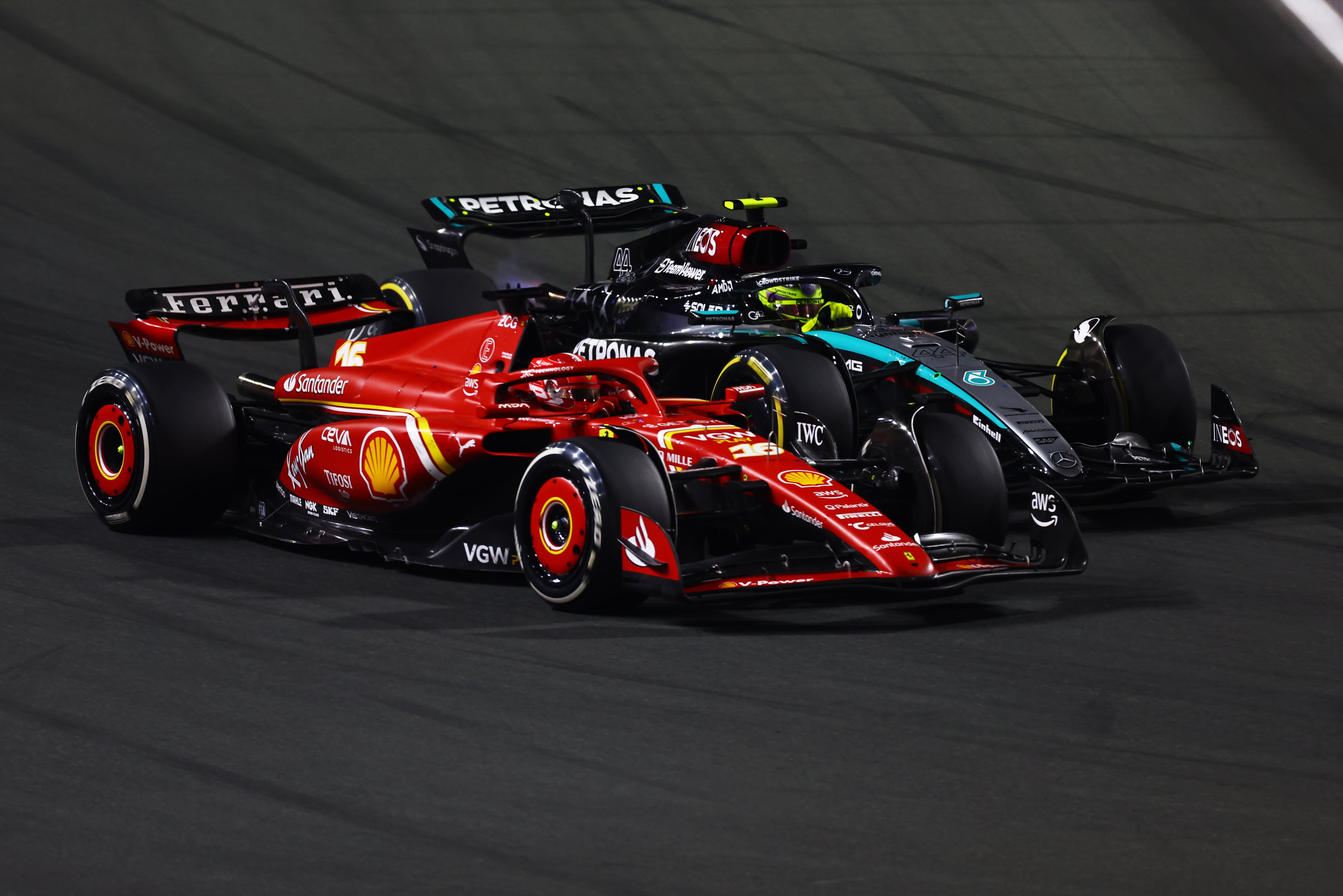 Leclerc y Hamilton batallan durante el GP de Arabia Saudí de F1