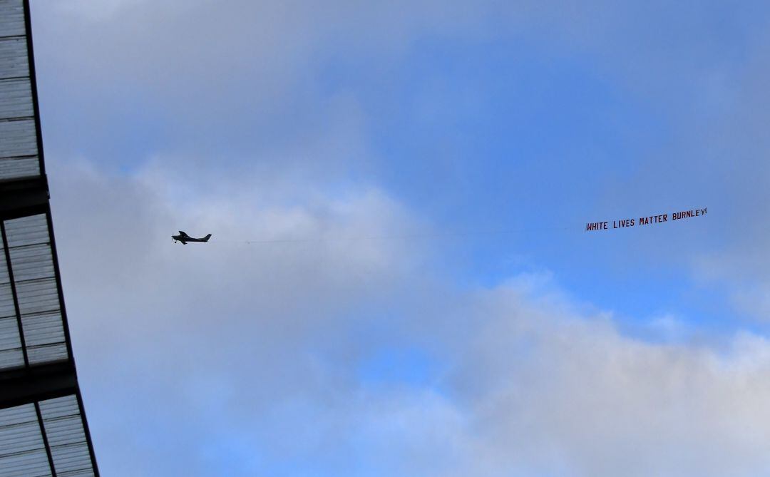 Imagen de la avioneta que sobrevoló el Etihad Stadium durante el Manchester City - Burnley con el mensaje &#039;White lives matter Burnley&#039;