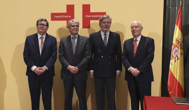 El ministro de Asuntos Exteriores, Alfonso Dastis,2ºiz, el de Cultura, Íñigo Méndez de Vigo,c-d., el exdirector del Instituto Cervantes, Víctor García de la Concha,d., y el nuevo director del de la institución, Juan Manuel Bonet,