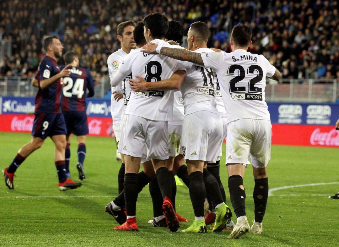 GRAF7856. EIBAR (GIPUZKOA), Los jugadores del Valencia celebran el gol ante el Eibar, durante el partido de Liga en Primera División que disputan esta noche en el estadio municipal de Ipurua. EFE, Gorka Estrada