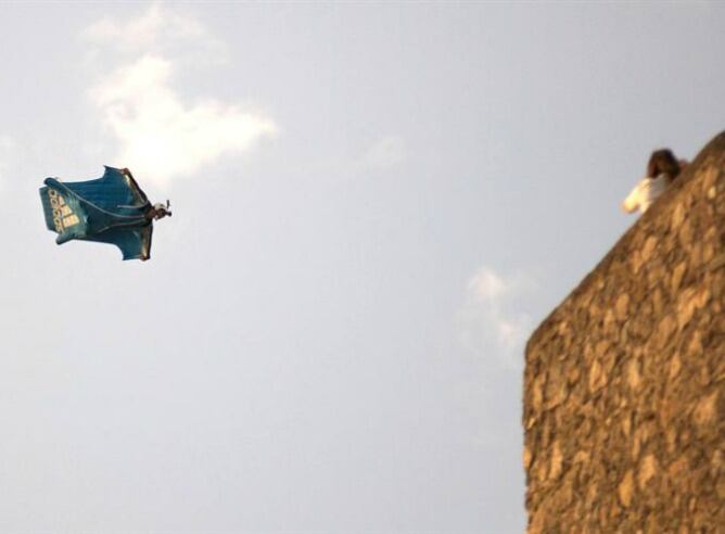 El chef Darío Barrio durante la exhibición de salto BASE incluida dentro de los actos de la primera jornada del XV Festival Internacional del Aire (FIA) "El Yelmo".