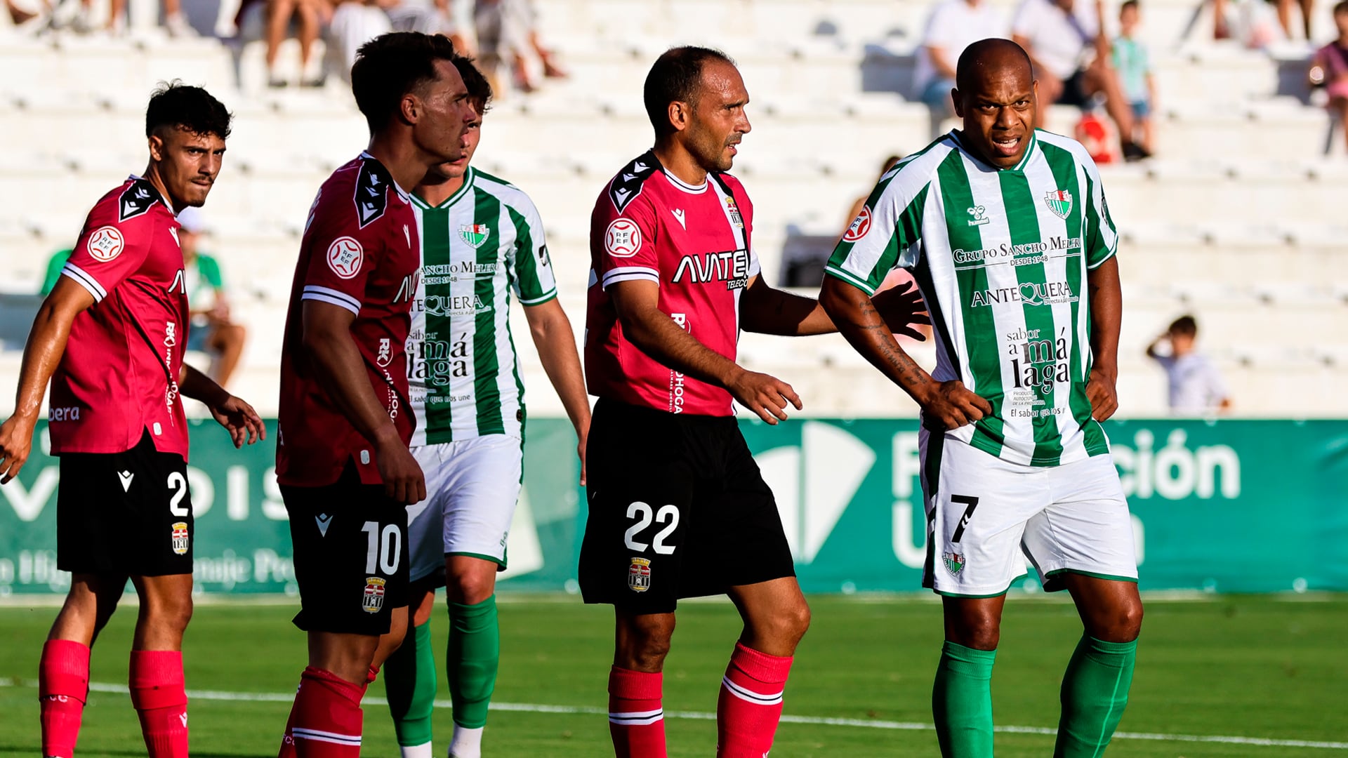 Jonathan Biabiany y Juan Aspra en una jugada del Antequera - Cartagena