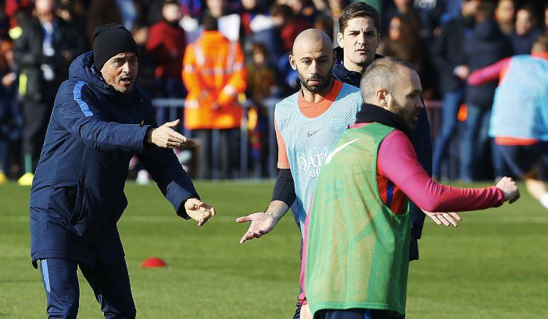 Luis Enrique indica a sus jugadores durante el entrenamiento a puertas abiertas