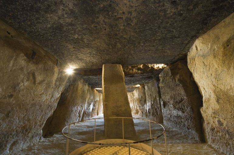 Interior del monumento natural de Los Dólmenes de Antequera (Málaga)