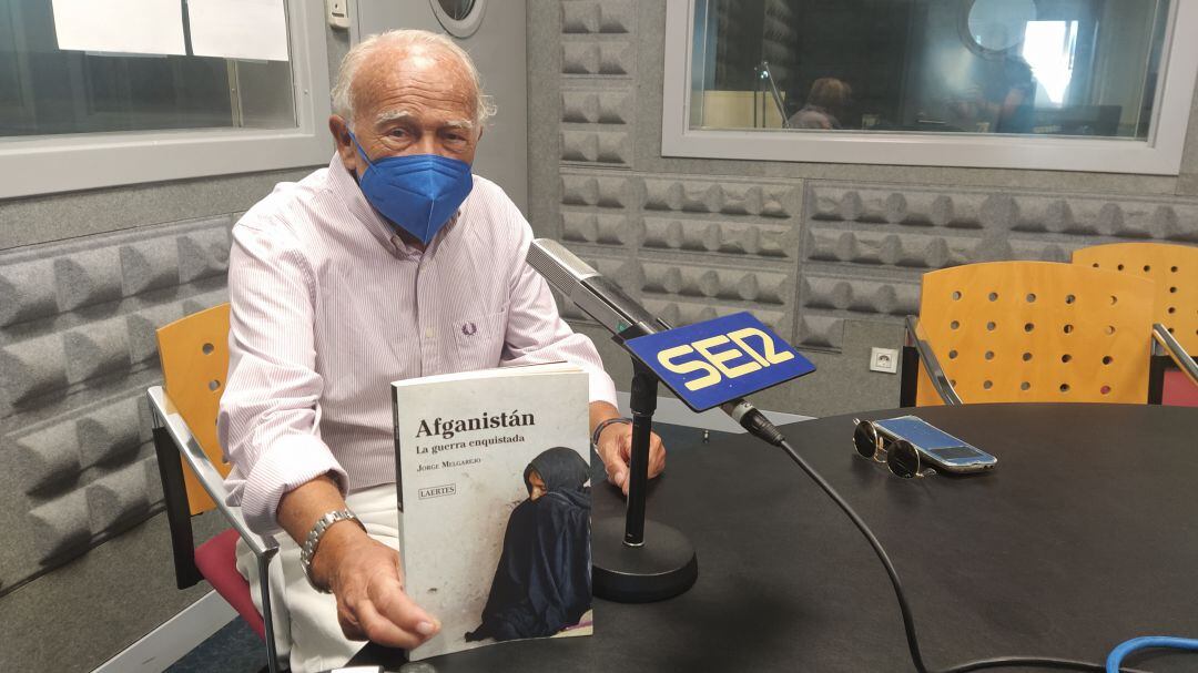 Jorge Melgarejo con su libro sobre Afganistán