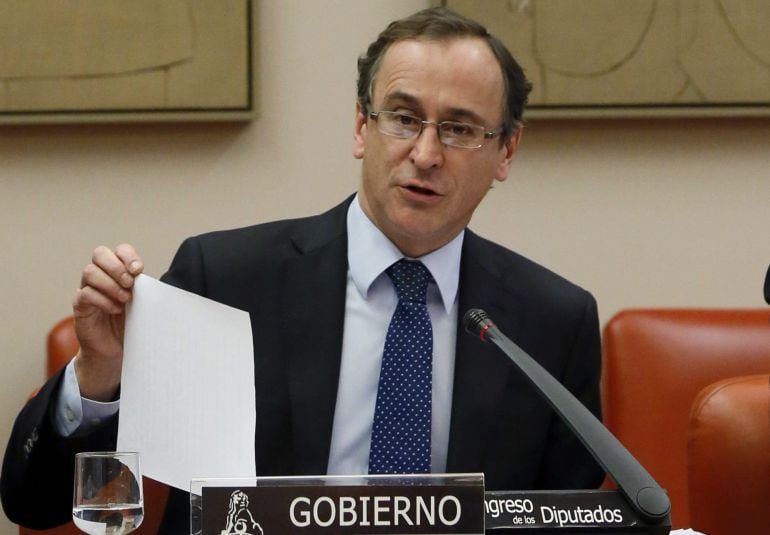 GRA069. MADRID, 15/01/2015.- El ministro de Sanidad, Servicios Sociales e Igualdad, Alfonso Alonso, durante su comparecencia hoy, por primera vez desde que asumió la cartera, en la correspondiente comisión del Congreso para abordar las líneas generales de