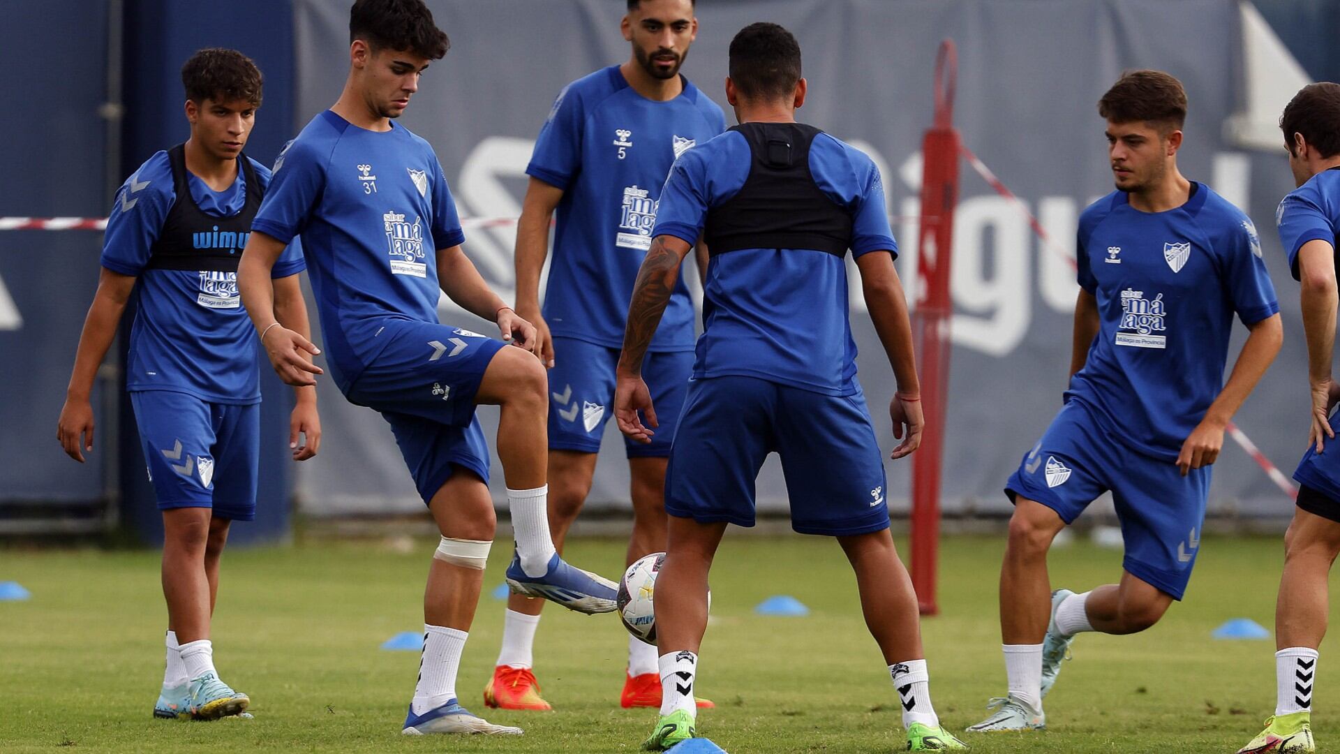Juande, en el centro al fondo de la imagen, durante un entrenamiento de esta temporada