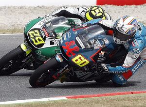 Iannone rueda cerca de Simon