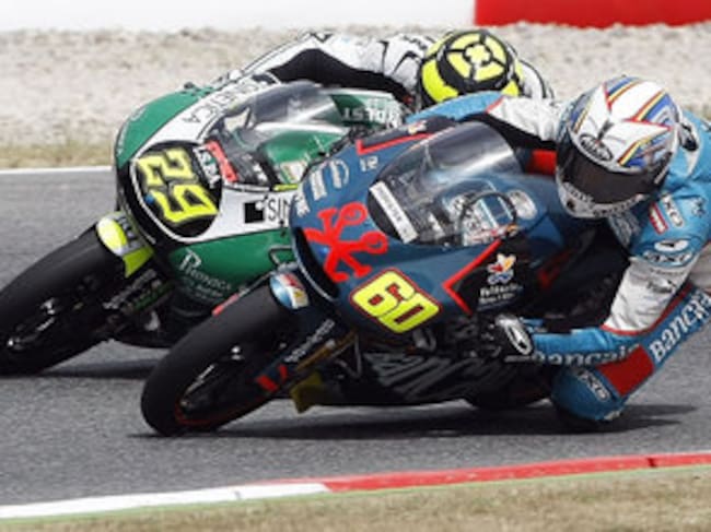 Iannone rueda cerca de Simon