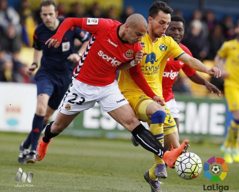 Sergio Tejera disputa una pilota amb Oscar Plano.