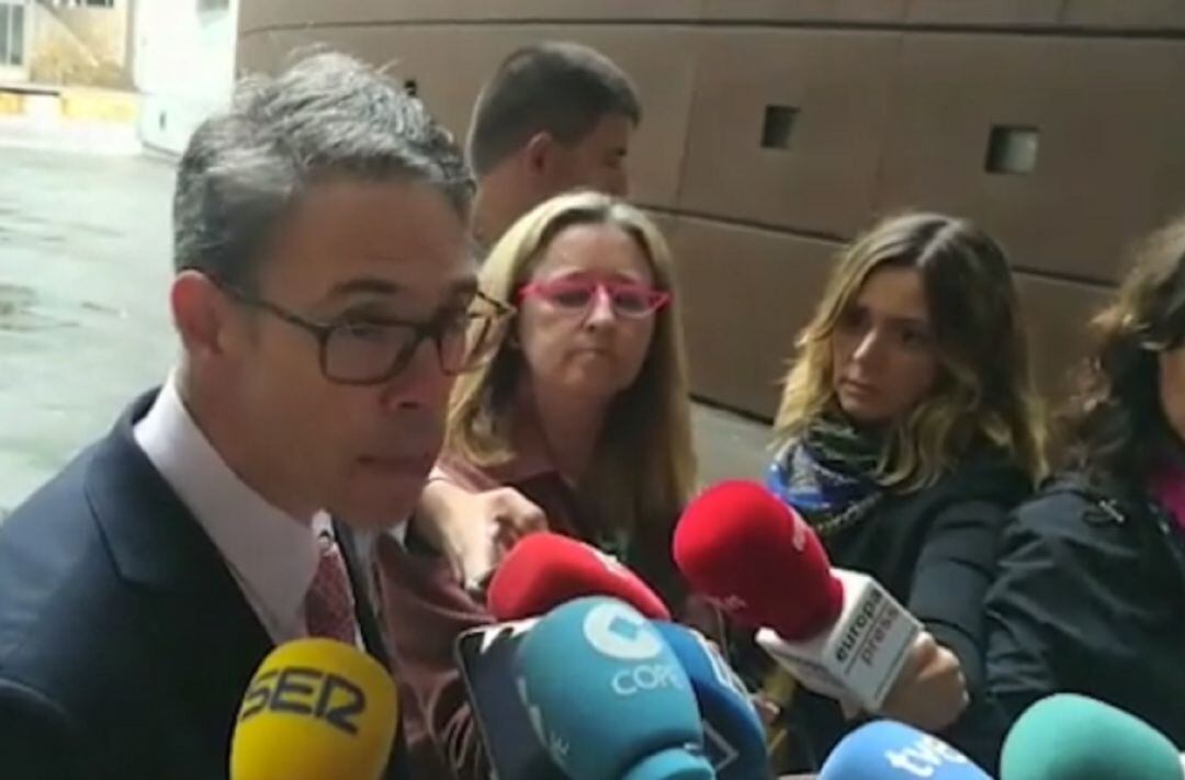 Gabriel Cueto, el abogado de los tres inculpados por la muerte de David Carragal ha leído frente a los juzgados de Oviedo un comunicado según instrucciones de sus clientes y de sus familias.