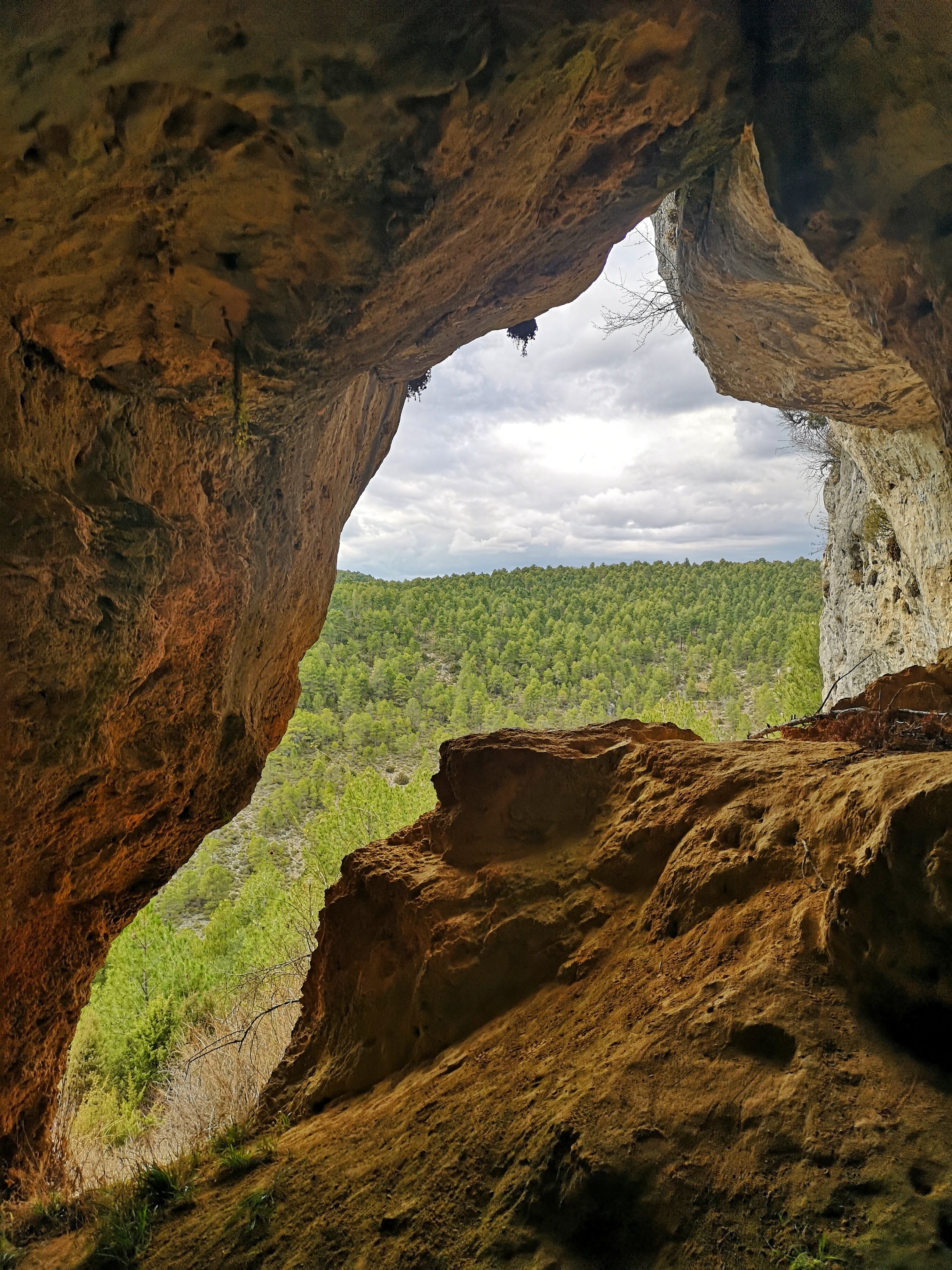 Vistas del paisaje desde la entrada de la cueva Enkalafeli, en Cañizares.