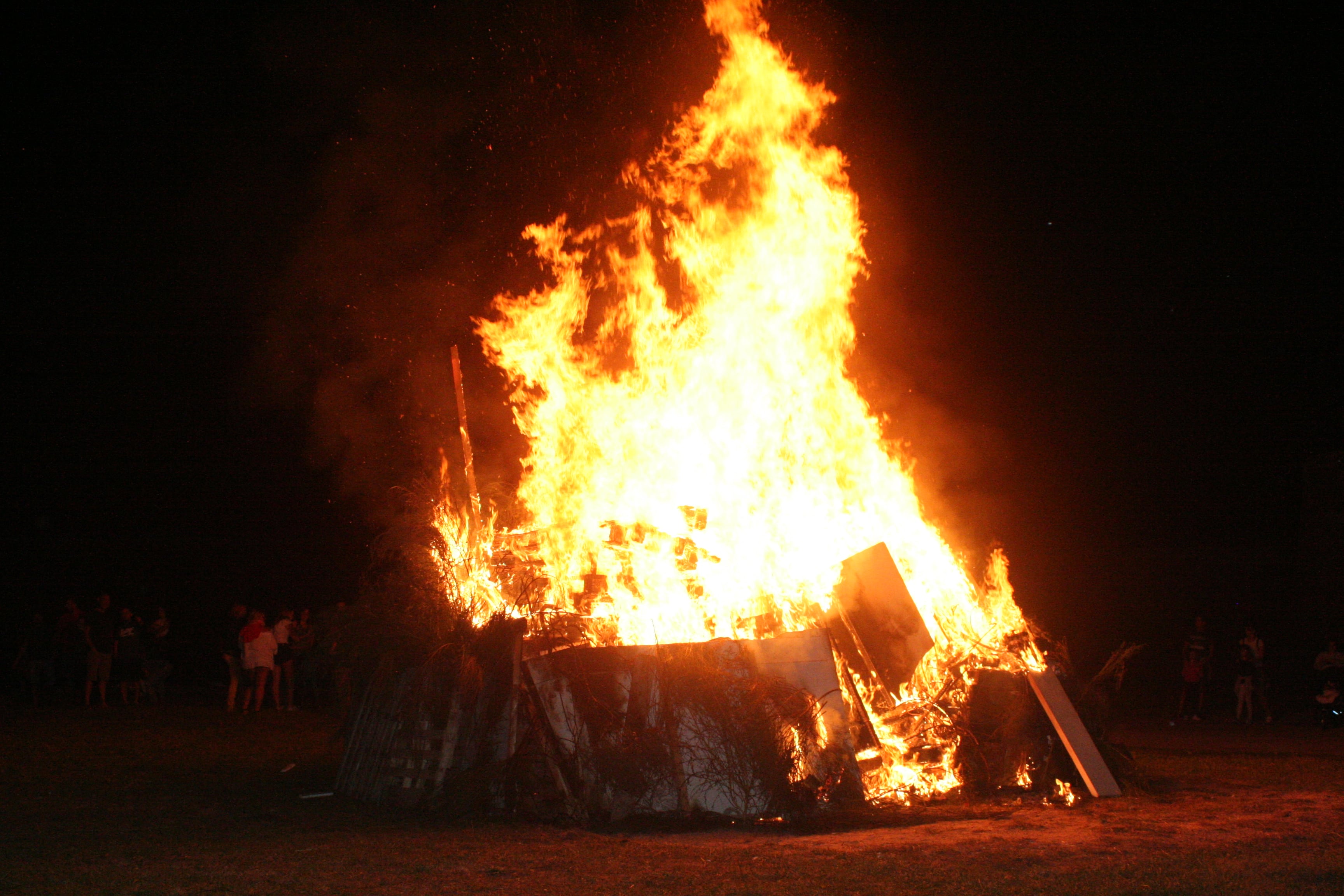 Es tradición saltar hogueras en la Noche de San Juan