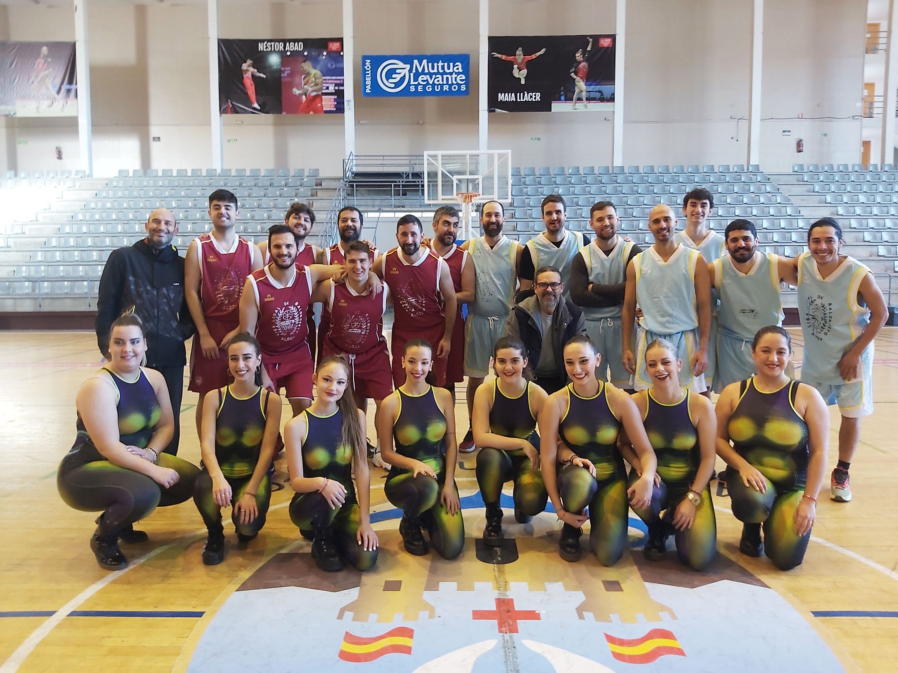 Jugadores y técnicos de ambos combinados junto a las cheerleaders del Ballet de Virginia Bolufer