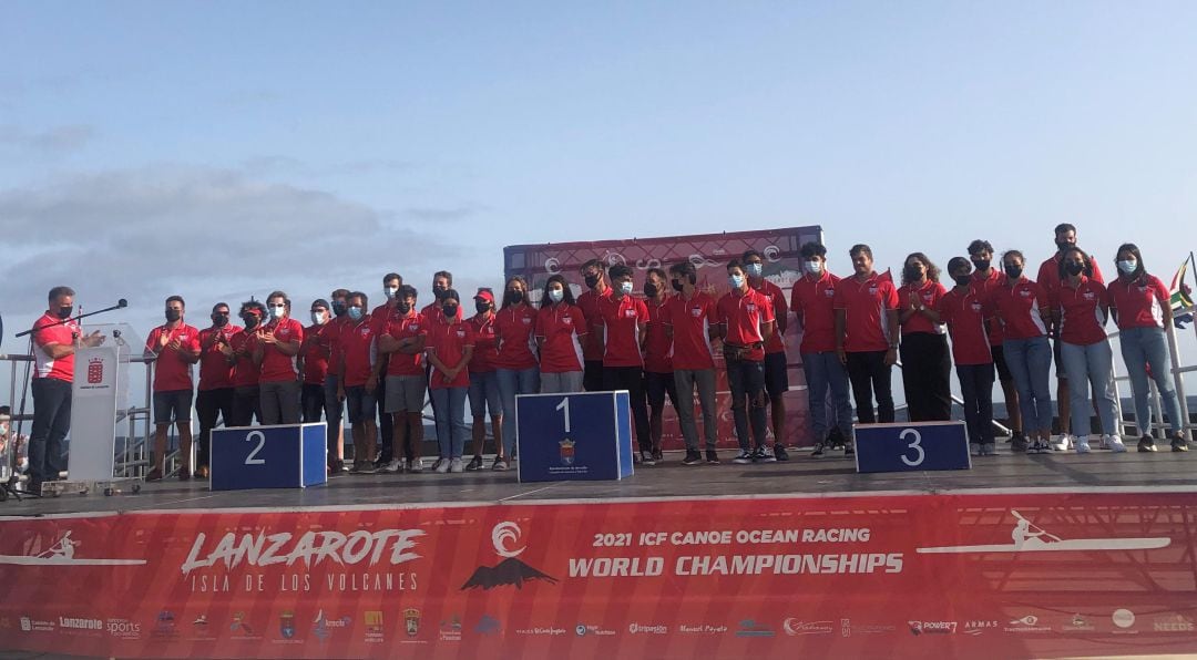 Integrantes del Club Los Marlines de Lanzarote en el podium.