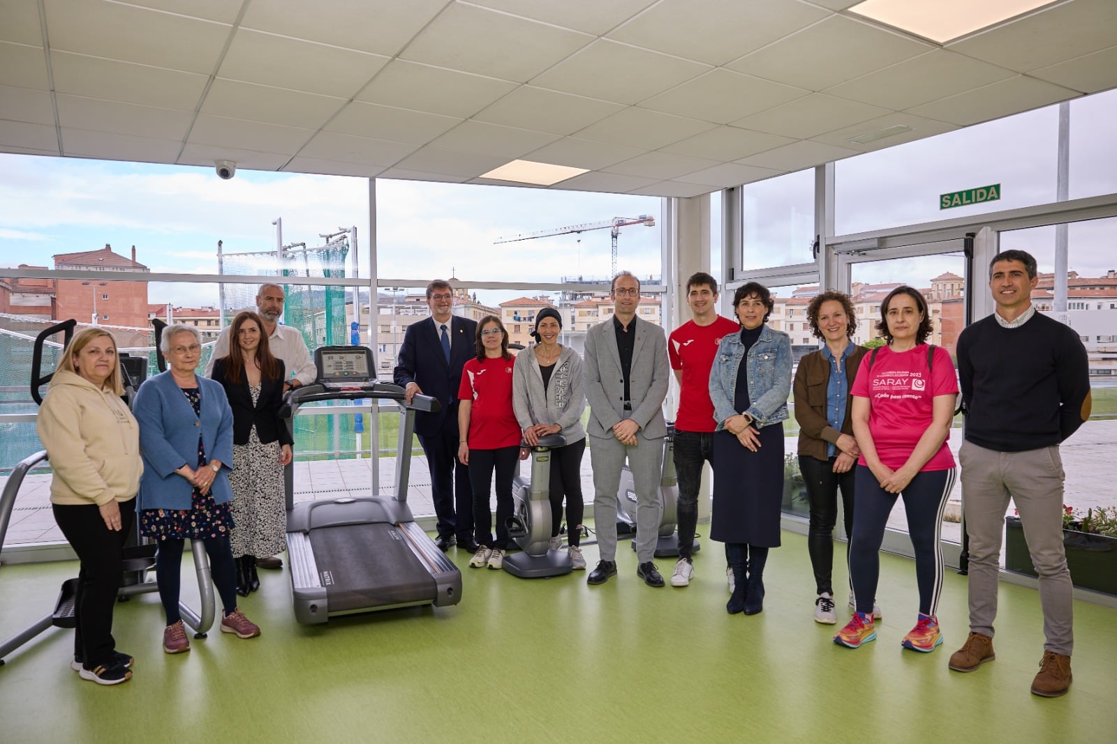 El director gerente del Instituto Navarro del Deporte y la Actividad Física (INDAF), Jorge Aguirre, junto con el gerente del Servicio Navarro de Salud - Osasunbidea, Alfredo Martínez y varias pacientes en la presentación del nuevo convenio de colaboración que permitirá, a través del Centro de Estudios, Investigación y Medicina del Deporte (CEIMD), facilitar una mejor asistencia médica a las y los deportistas navarros, además de desarrollar el programa de rehabilitación cardiaca de los pacientes de bajo riesgo que han sufrido un síndrome coronario agudo.