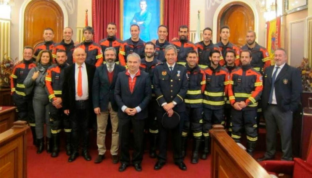 Imagen de archivo en el que 17 bomberos funcionarios e interinos toman posesión en el Ayuntamiento de Badajoz