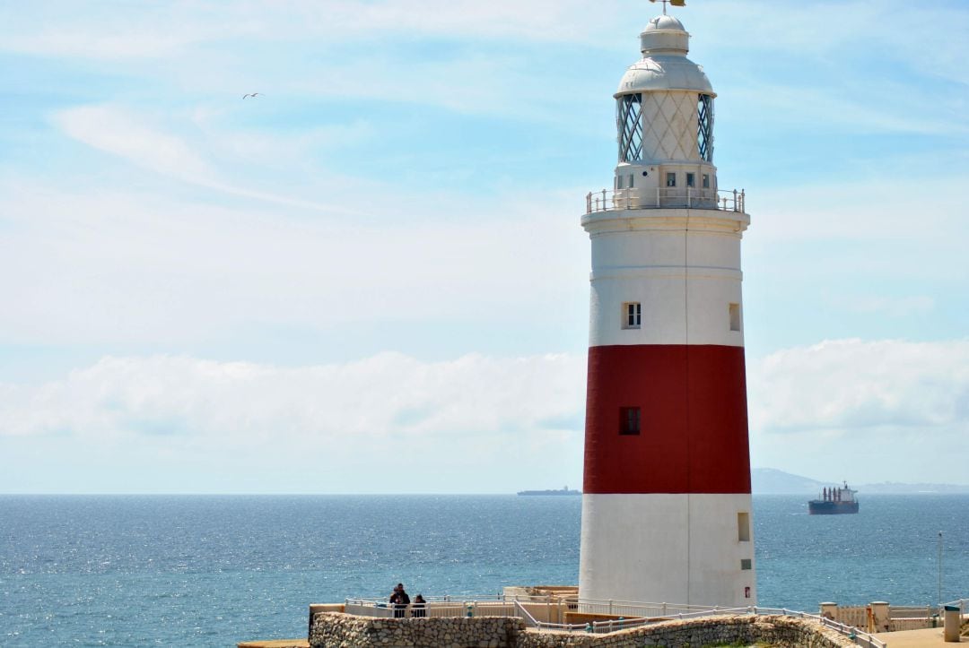 Faro de Punta Europa en Gibraltar con un buque al fondo