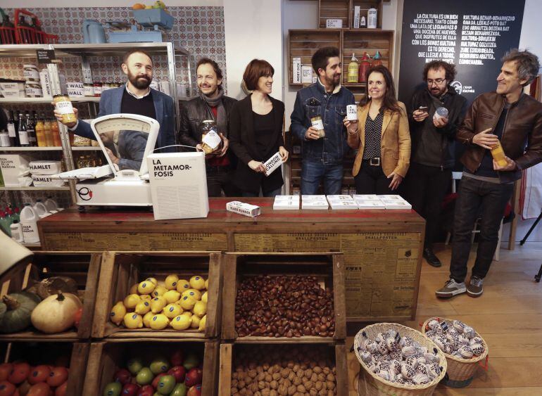 Mikel Erentxun, los integrantes de La Oreja de Van Gogh Xabier San Martín y Pablo Benegas, y el diputado foral de Cultura, Denis Itxaso, durante la inauguración del espacio &#039;El Kolmado&#039;.