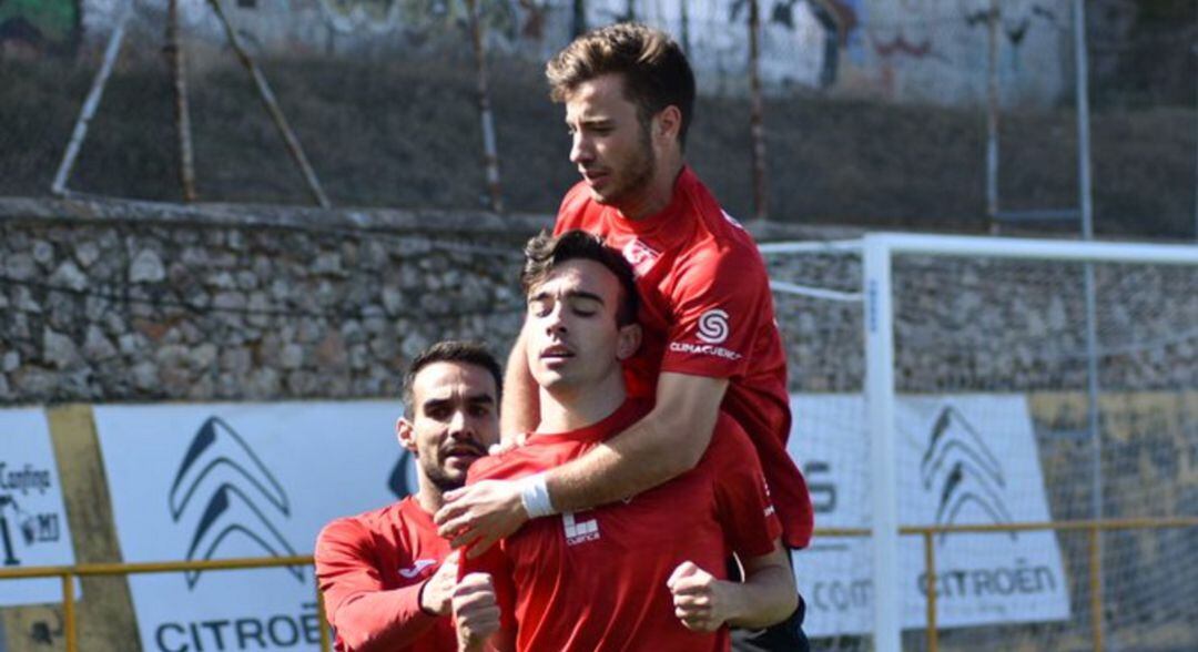 Los jugadores celebran un gol