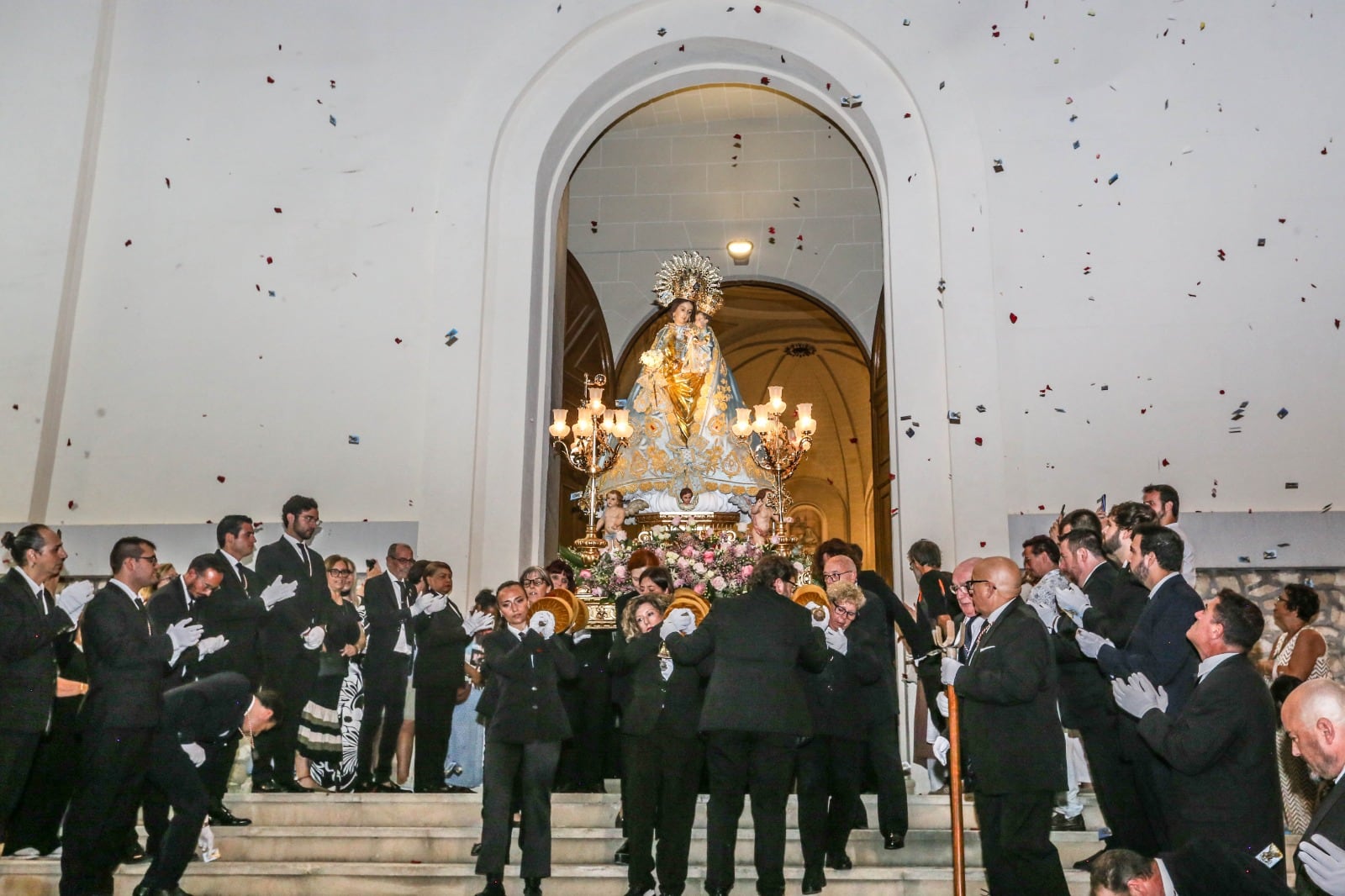 Cientos de eldenses se han congregado en la Iglesia de Santa Ana para acompañar a la Virgen de la Salud en su procesión.