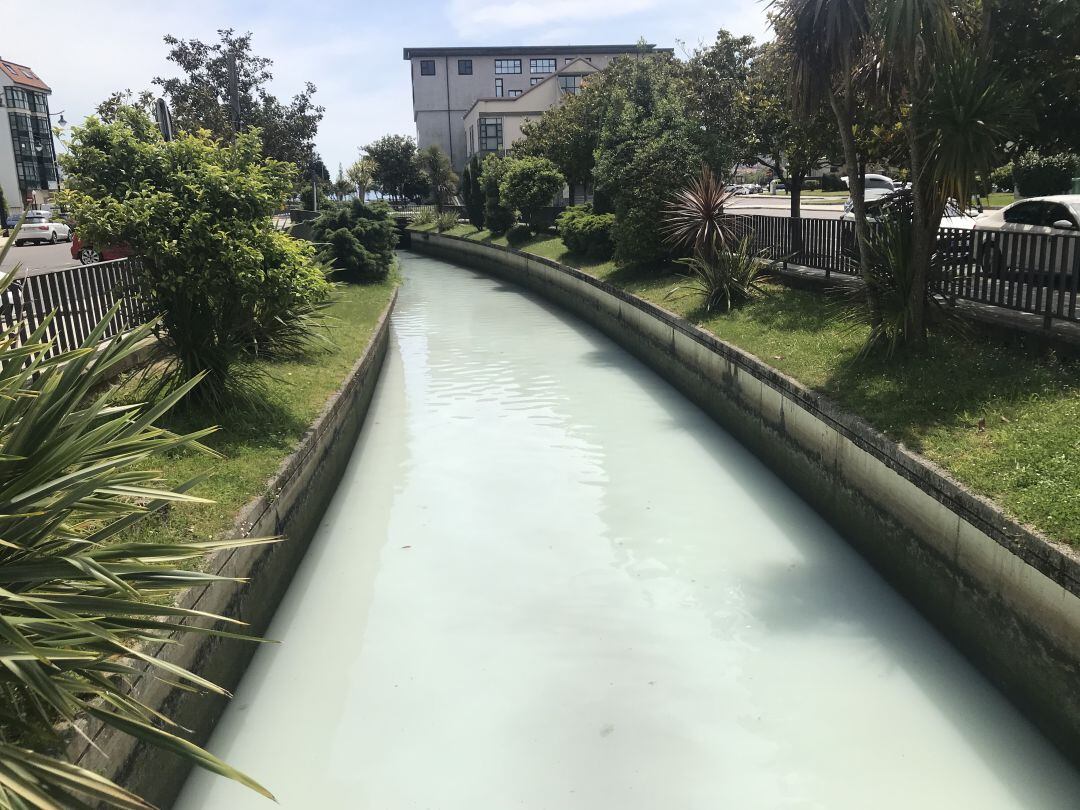 O río logo da acción do verquido