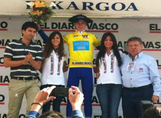 Mario González ganador de la Vuelta al Bidasoa 2013 en el podium