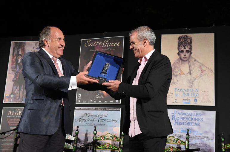 El alcalde de Algeciras, José Ignacio Landaluce, entrega un reconocimiento a Miguel Vega