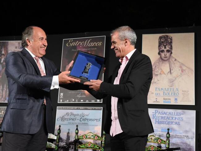 El alcalde de Algeciras, José Ignacio Landaluce, entrega un reconocimiento a Miguel Vega