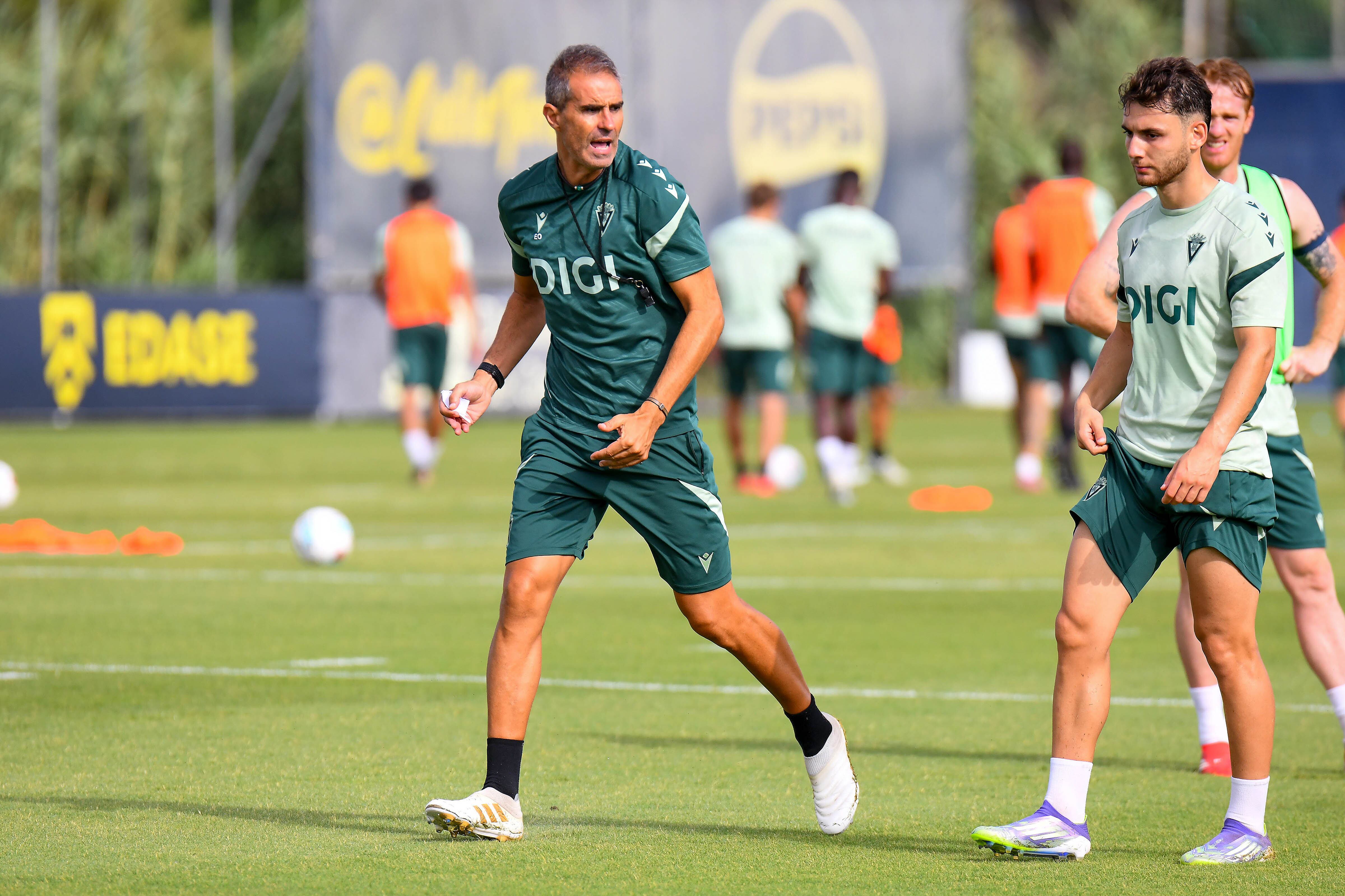Gaizka Garitano en un entrenamiento en la Ciudad Deportiva Bahía de Cádiz.