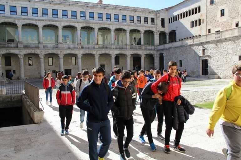 Alumnos del IES Duque de Alburquerque de Cuéllar a la salida del centro educativo el curso pasado.