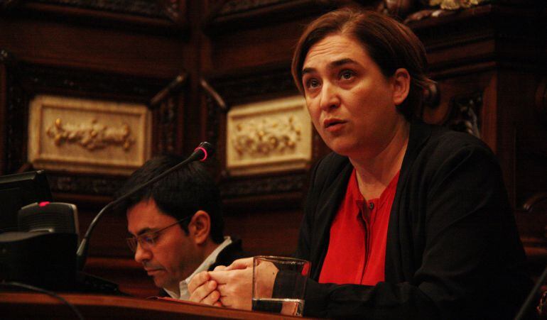 El primer tinent d'alcalde de l'Ajuntament de Barcelona, Gerardo Pisarello, i l'alcaldessa de Barcelona, Ada Colau, en primer terme, en el ple d'aprovació provisional de les ordenances municipals del 16 de novembre del 2015 (horitzontal)