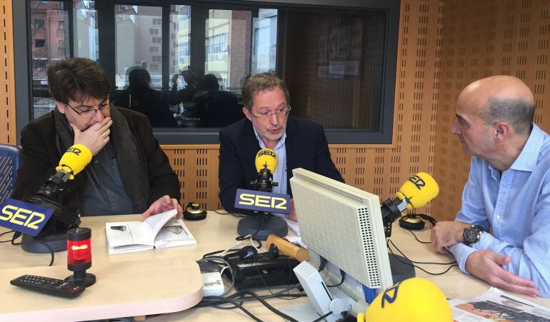 Miguel Ángel Fonseca (i) y Manuel Saravia (c) en los estudios de la SER