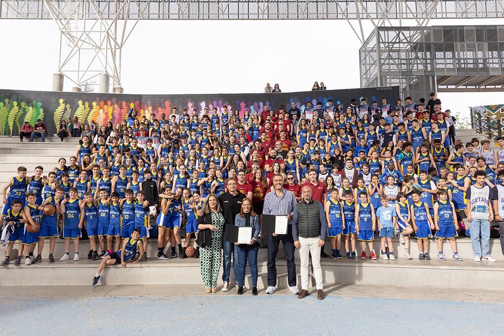 La alcaldesa de Getafe y representantes de la Fundación Incorpora Deportistas Solidarios junto con los integrantes de equipos de la Fundación y del C.B. Getafe.