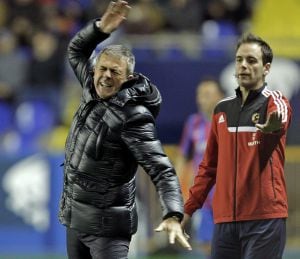 GRA469. VALENCIA, 23/02/2015.- El técnico del Levante UD, Lucas Alcaraz, durante el partido de la vigésimo cuarta jornada de Liga que disputan frente al Granada en el estadio Ciutat de València. EFE/Manuel Bruque.