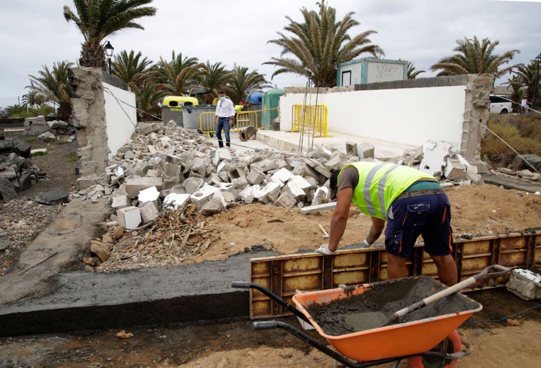 Oswaldo Betancort, alcalde de Teguise, en uno de los puntos limpios que se están renovando.