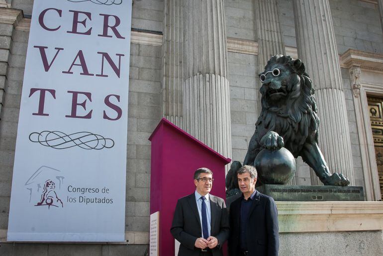 El presidente del Congreso de los Diputados, Patxi López, y el presidente de la Comisión de Cultura de la Cámara Baja y diputado Toni Cantó, presentan los actos de celebración del IV Centenario de la muerte de Miguel de Cervantes en el Parlamento.