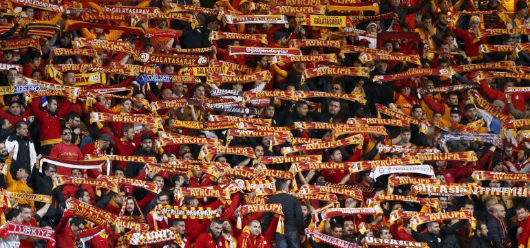 Hinchas del Galatasaray durante un partido de la Champions ante el Chelsea.