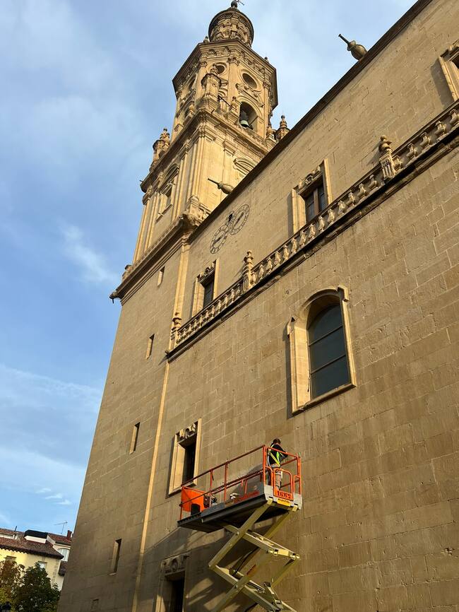 Comienzan las actuaciones para eliminar las inscripciones franquistas de La Redonda