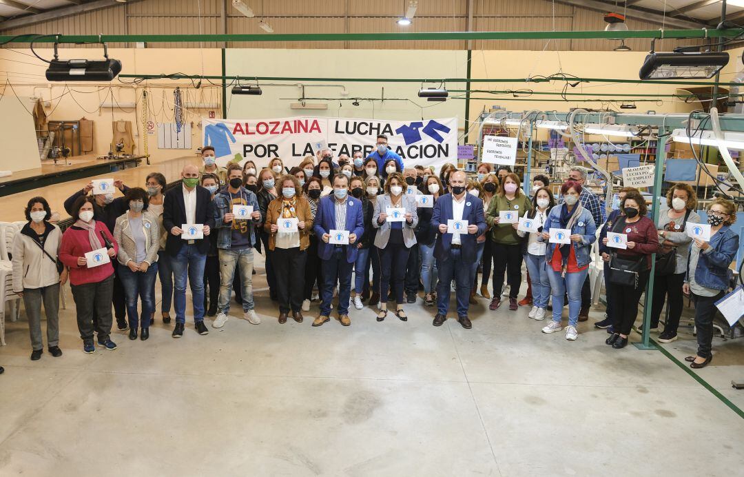 Díaz junto a dirigentes del PSOE de Málaga, el alcalde de Alozaina y trabajadores afectados