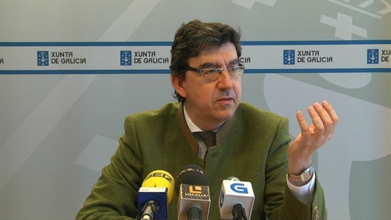 López Chaves este jueves en una rueda de prensa hablando sobre el transporte metropolitano.