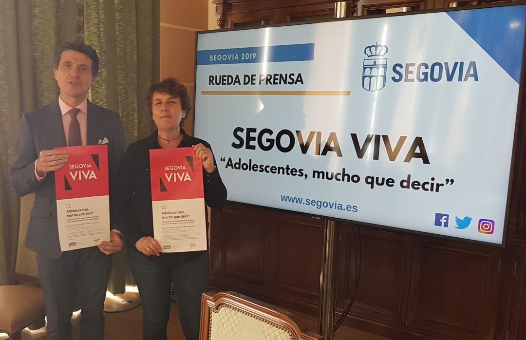 Los concejales de participación ciudadana, Andrés Torquemada, y Juventud, Marta Gutiérrez, en la presentación del foro &quot;Adolescentes, mucho que decir&quot;