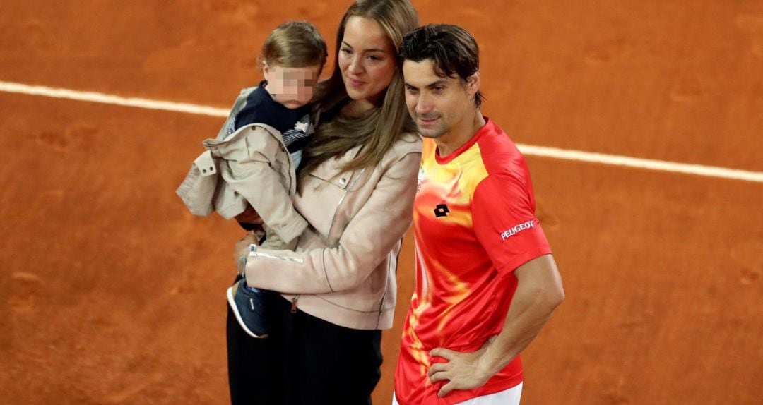 David Ferrer, con su mujer Marta Tornel y su hijo después de su último partido como profesional ante Alexander Zverev en el Mutua Madrid Open.