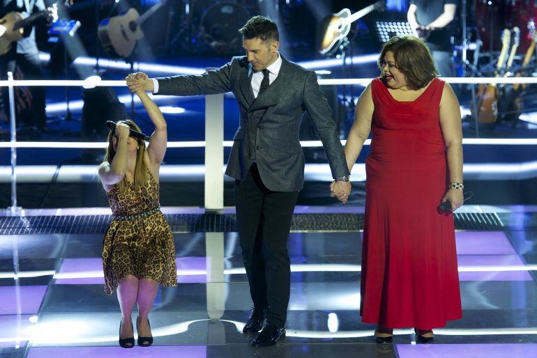 Jesús Vázquez levanta la mano de Irene, vencedora de la batalla de &#039;La voz&#039;